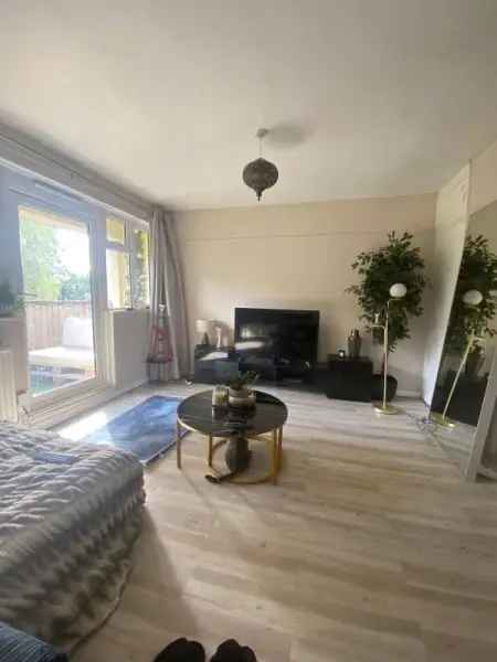 Flat For Rent in Hertsmere, England