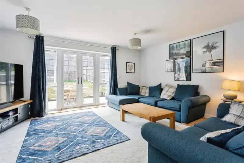3 Bed End Terrace House with EV Charger and Garden