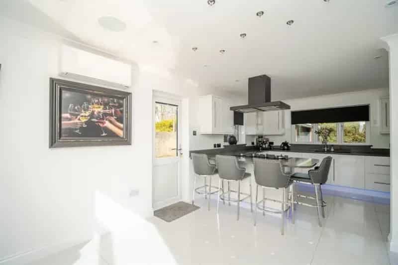 Bespoke Family Home 4 Bedrooms Triple Garage Landscaped Garden