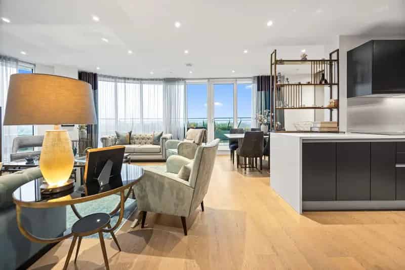 Battersea Park View 3-Bedroom Apartment with Pool and Concierge
