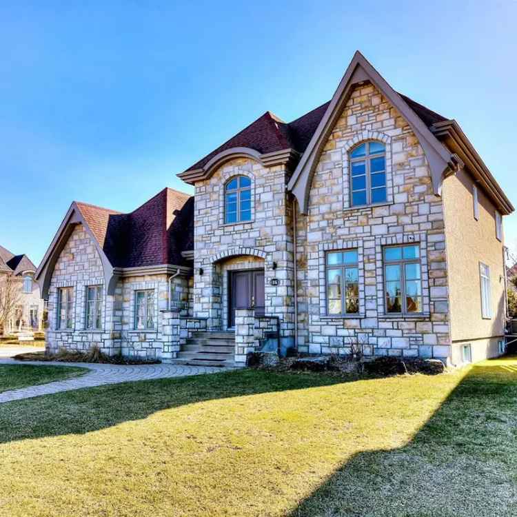 Elegant Stone-Siding Cottage 5 Bed 3 Bath 3 Garages