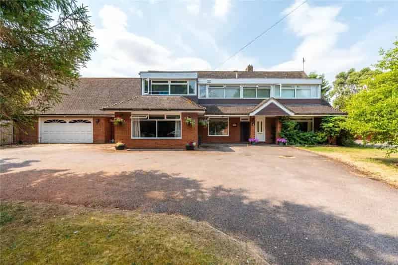 Modern 4/5 Bedroom Chalet House with Tennis Court and 1 Acre Garden