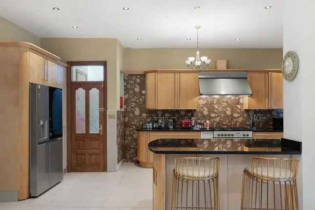 Detached House for Sale in London W13