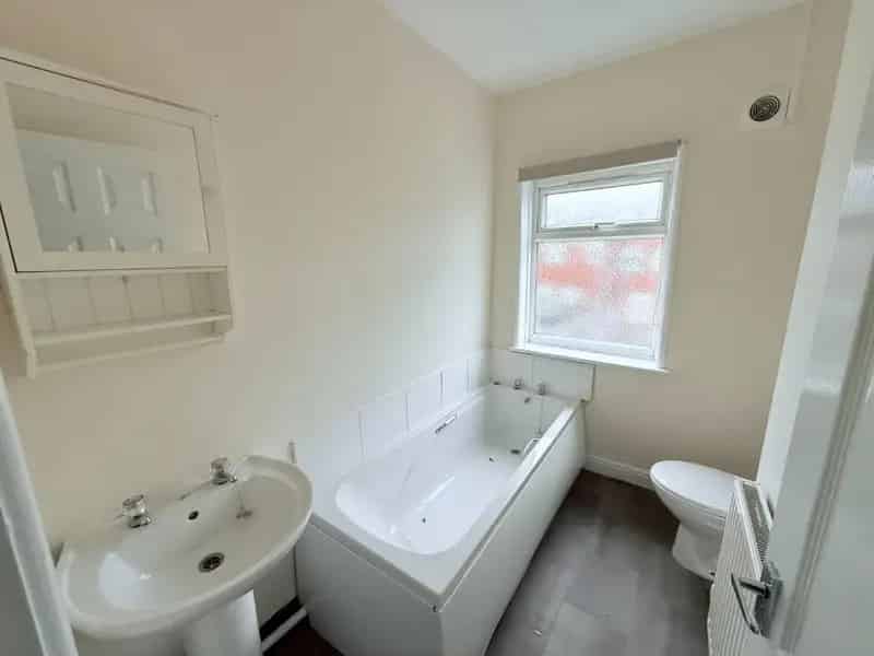 2 Bedroom House To Let Popular Location Pets Considered
