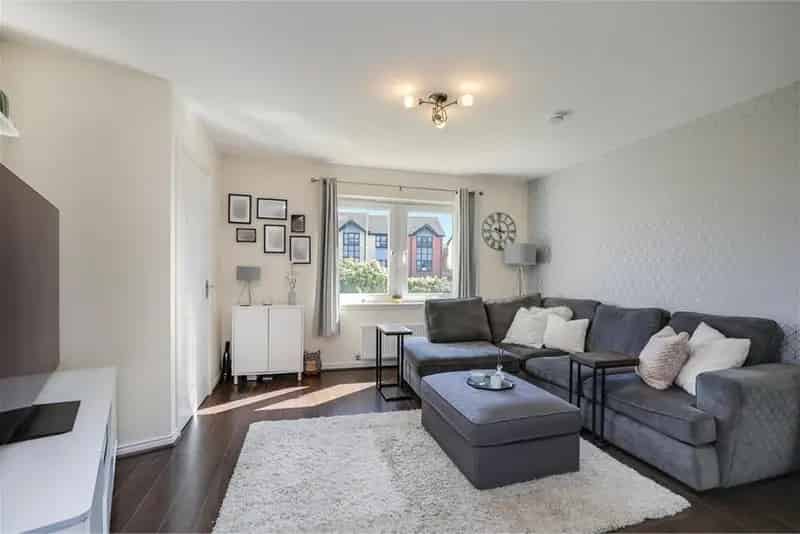 3 Bed Terraced House with Modern Kitchen and Gardens