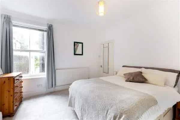 Spacious 2-Bed Apartment with Private Roof Terrace in Putney