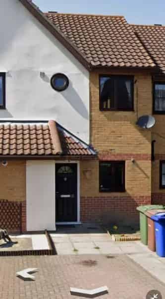 2 Bed Terraced House Near Shops Schools and Train Station