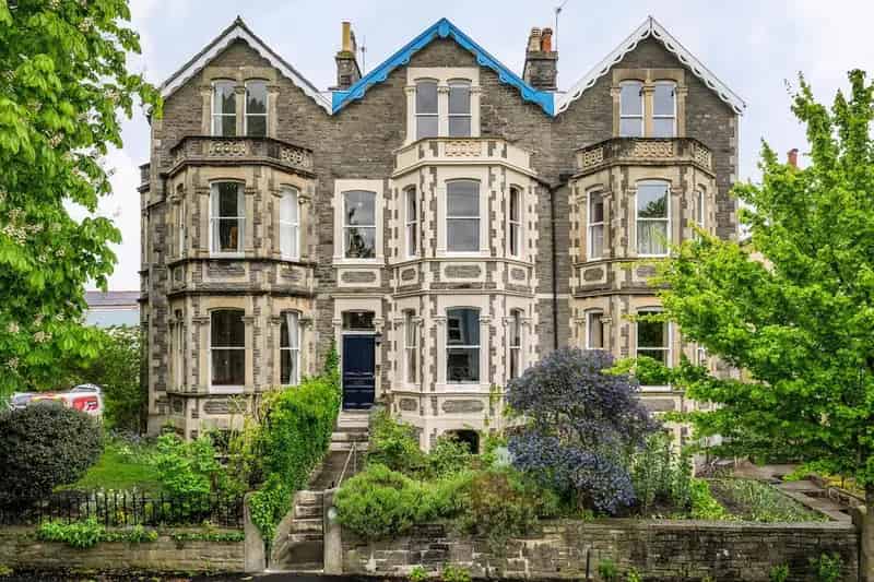 6 Bedroom House for Sale
