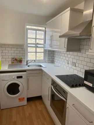 Flat for Sale in Cleveland Grove London E1