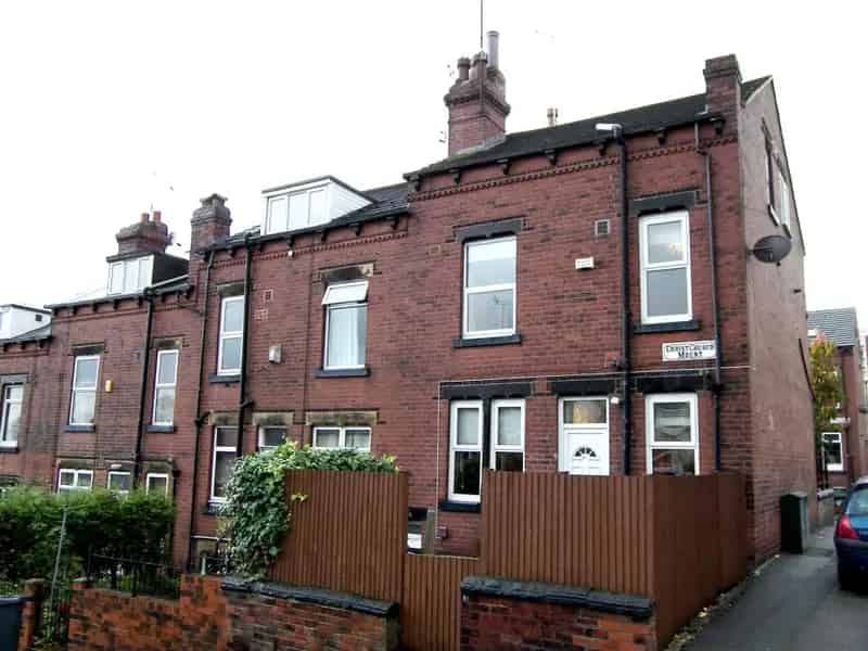 Modern 2-Bed End Terrace House Near Park
