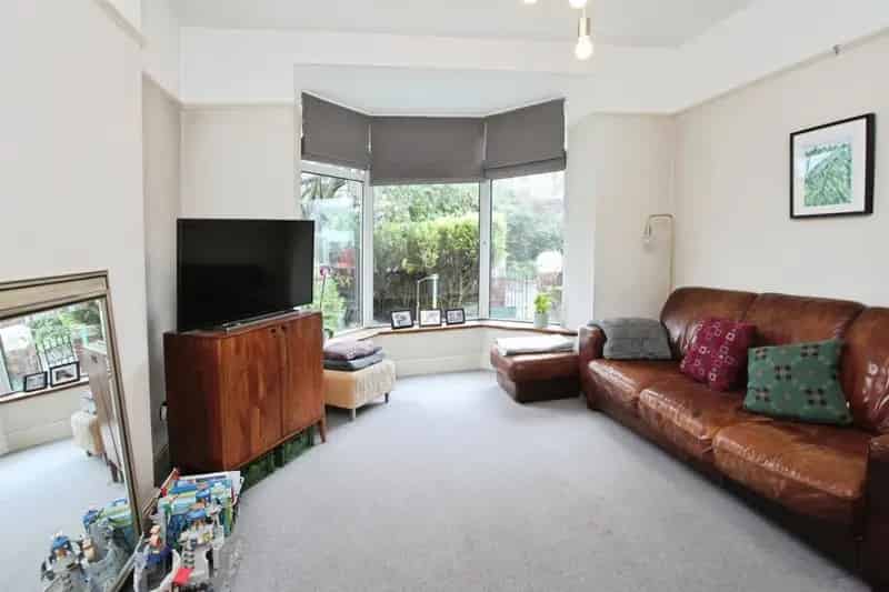 3 Bedroom End Terrace House Near Schools and Parks