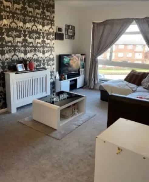 Spacious Top Floor Flat Near Schools and Parks