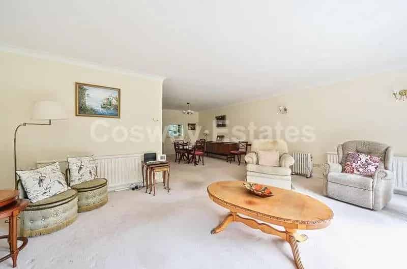 4 Bed House for Sale in Mill Hill Village