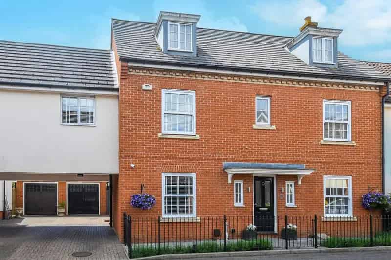 5 Bedroom Link Detached House for Sale