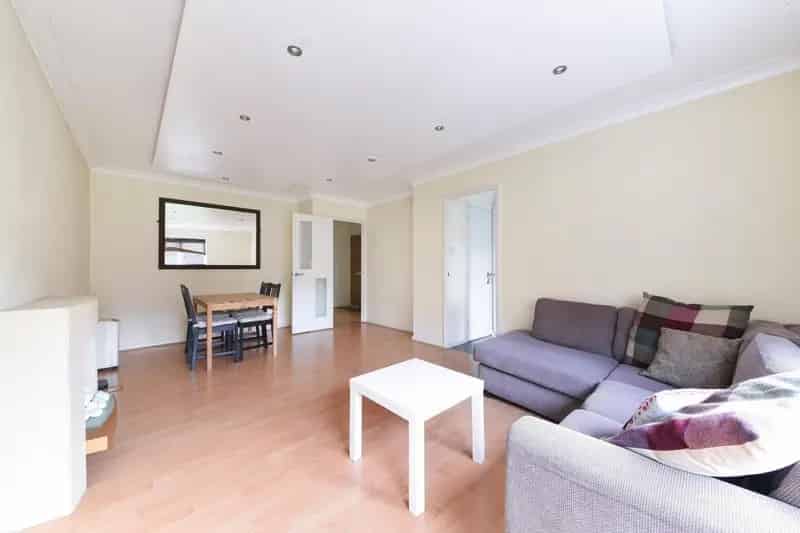 Two Bedroom Flat with Modern Decor and Communal Gardens