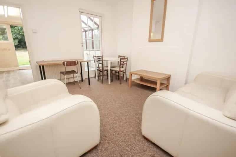 4 Bedroom Student House with Garden and Parking