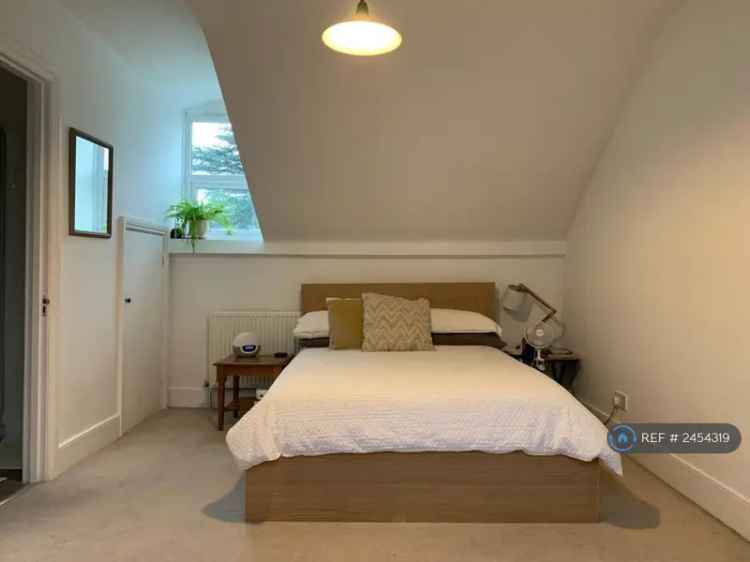 2 Bedroom Flat Maisonette with Balcony and Fireplace