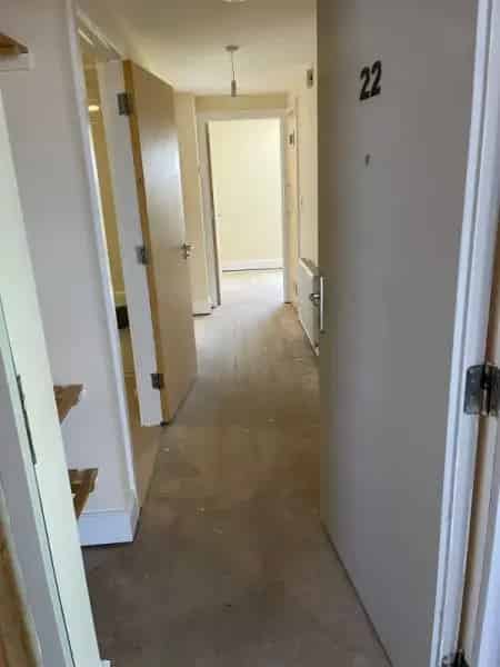 2nd Floor Flat Near Amenities and Transport