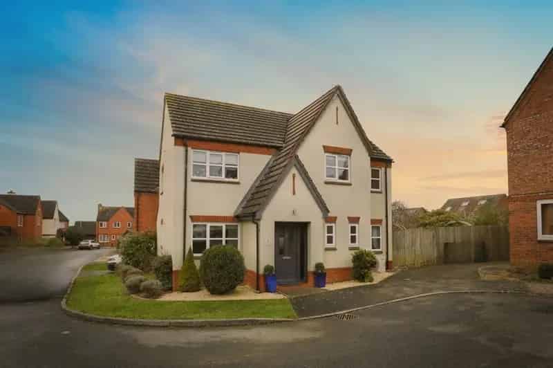 Four Bedroom House in Moreton Morrell