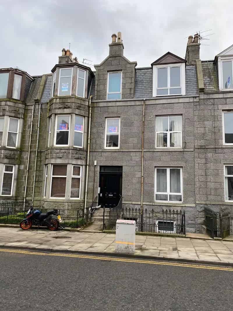 Granite Tenement Flat - Ideal First Time Buy or Investment