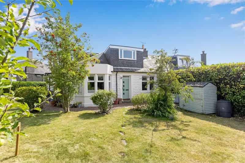 4 Bed Bungalow - Semi-Detached with 2 Reception Rooms