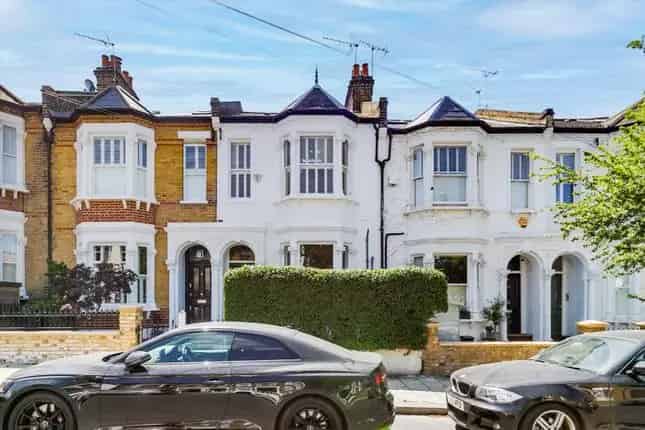 Family Home in London SW4: Period Property with Garden