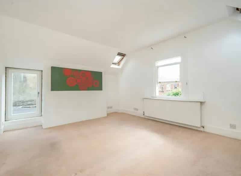 1-Bed Apartment near Eel Brook Common Fulham