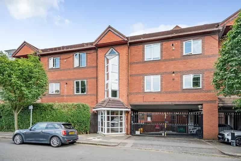 Three Double Bedroom Flat Wimbledon Town