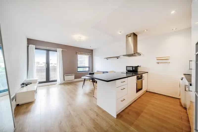 Spacious Two Bedroom Modern Apartment Near Transport Links