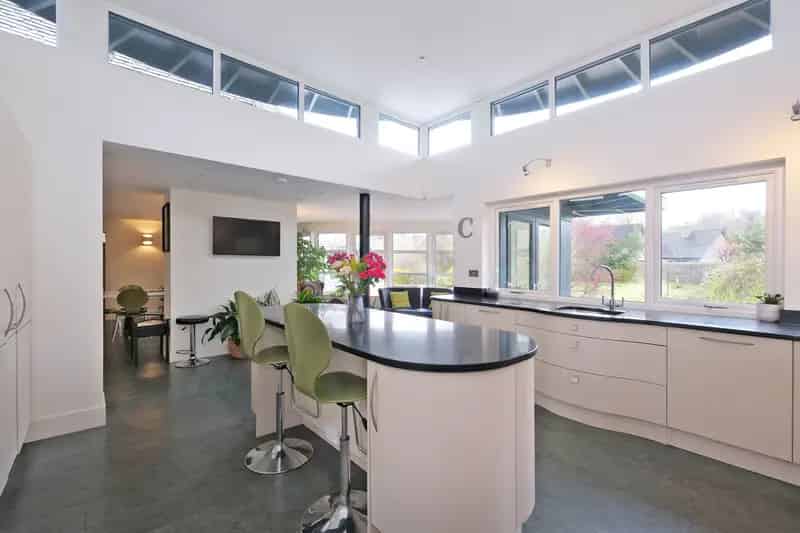 6 Bedroom Detached House Near Town Centre