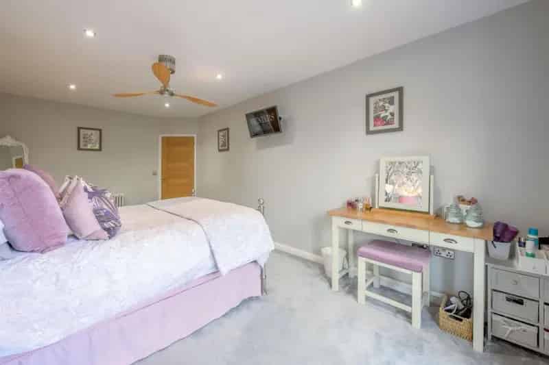 2 Bed Detached Bungalow Extended Refurbished Modern Family Home
