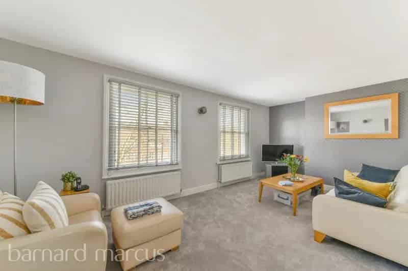 Stunning Newly Refurbished 2-Bedroom Triplex Apartment Near East Finchley and Highgate