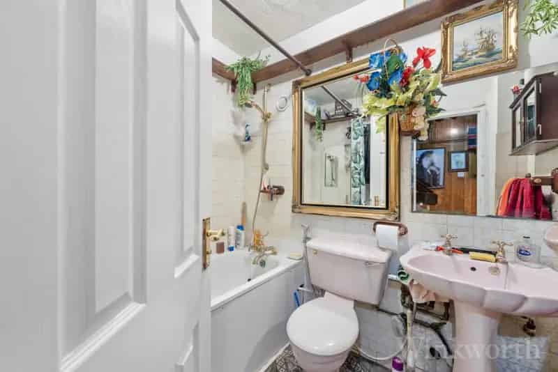 3 Bedroom Flat to Rent in London Daniel Gardens