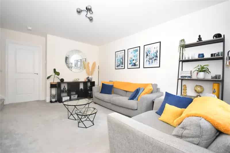Stunning 3-Bedroom Townhouse on Redrow Estate
