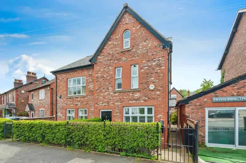 Three Double Bedroom Townhouse with Parking and Private Garden