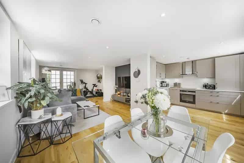 Large 2-Bedroom Modern Apartment Near Lewisham Station