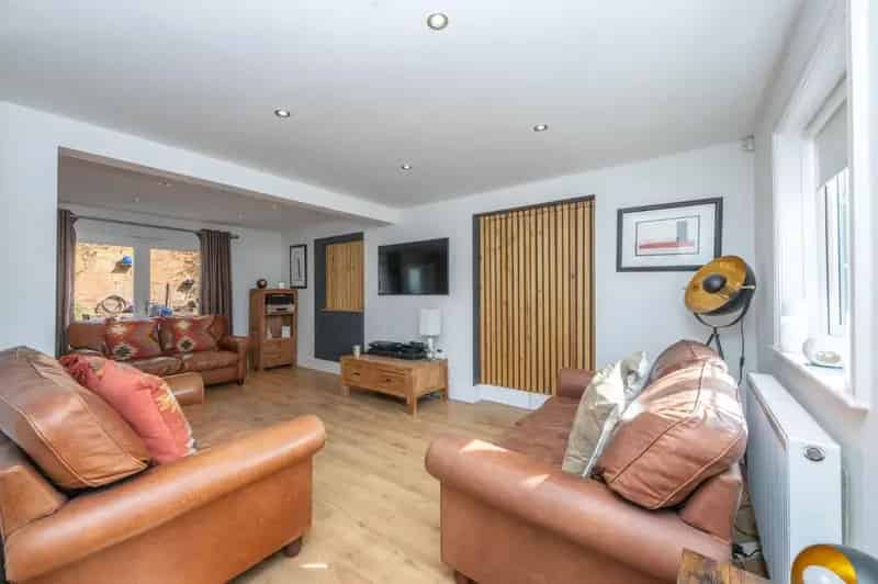 4 Bed Property for Sale - Double Garage & Courtyard Garden