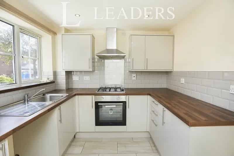 2 Bedroom Semi-Detached House To Rent