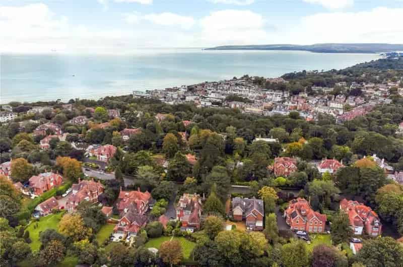 5 Bedroom Detached House Near Beach