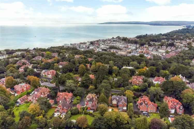 5 Bedroom Detached House Near Beach