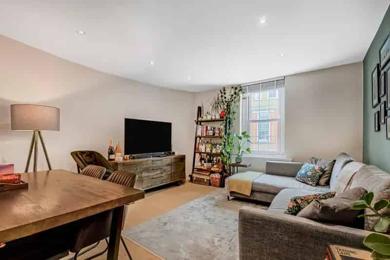 Spacious 3-Bedroom Flat in De Beauvoir with Rosemary Gardens Views