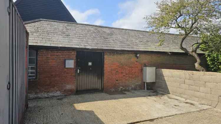970 sq ft Secure Warehouse Stapleford Airfield