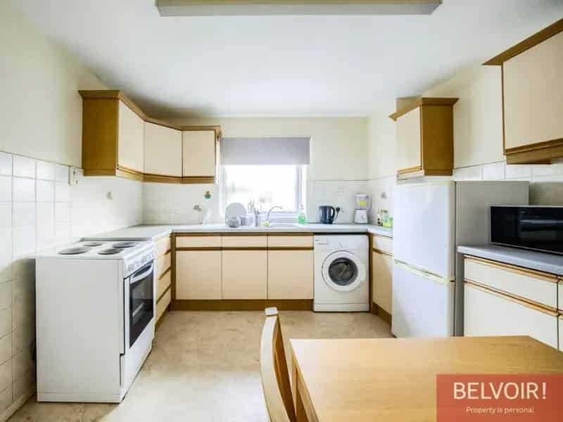 2-Bedroom Flat Leamington Spa Leasehold Garage