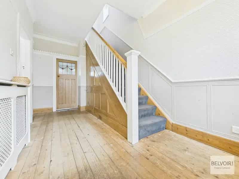 Stunning 4/5 Bedroom Semi-Detached House with Large Garden