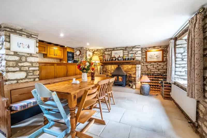 4 Bedroom Detached Cotswold Stone House for Sale