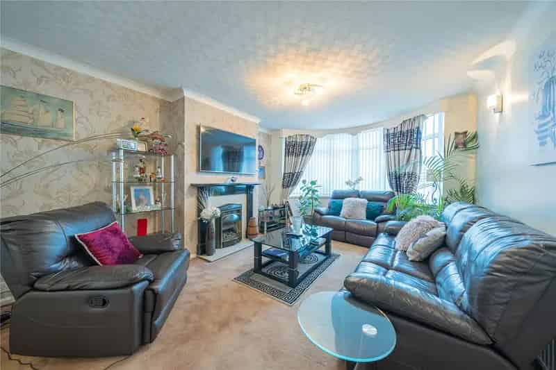 5 Bedroom Semi-Detached House Family Home