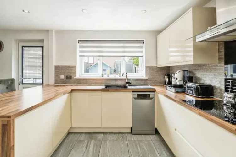 5 Bedroom Detached House For Sale in Ellenbrook