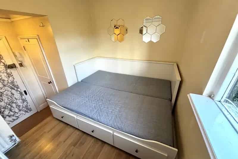 Stylish Studio Flat Near Earls Court - Zero Deposit Available