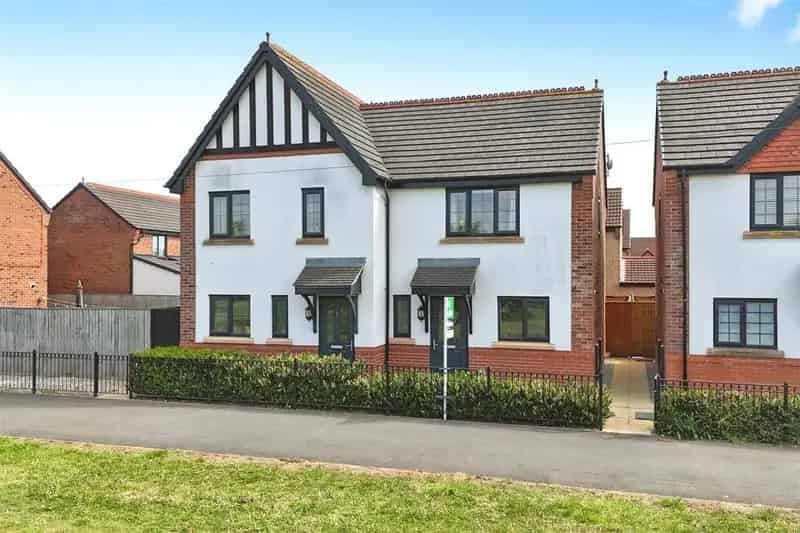 2 bedroom semi-detached house for sale