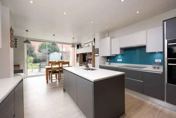 5 bedroom semi-detached house for sale